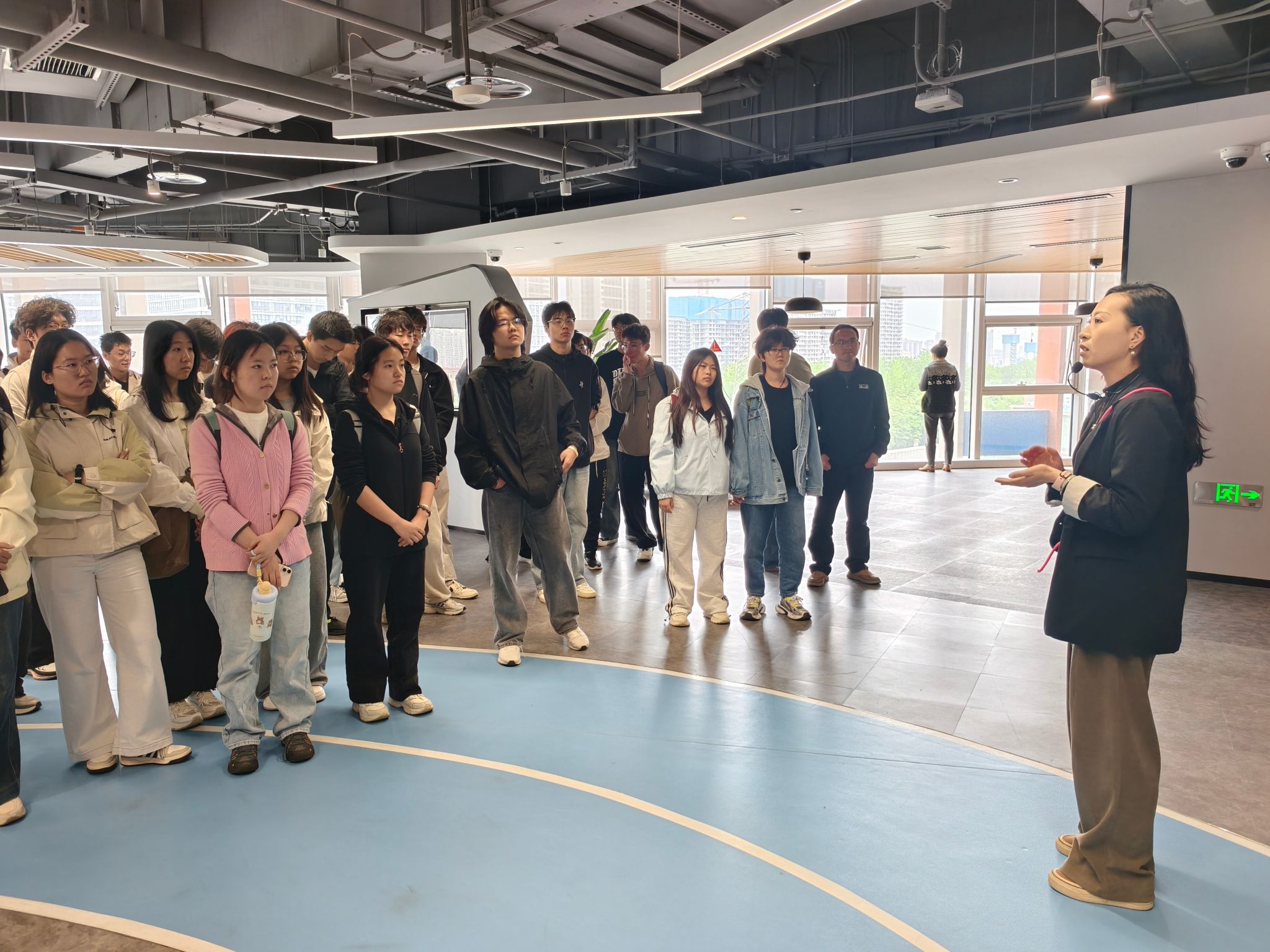 数字赋能建筑 思政引领征程——我校“行走的大思政课”走进广联达西安数字建筑研发大厦